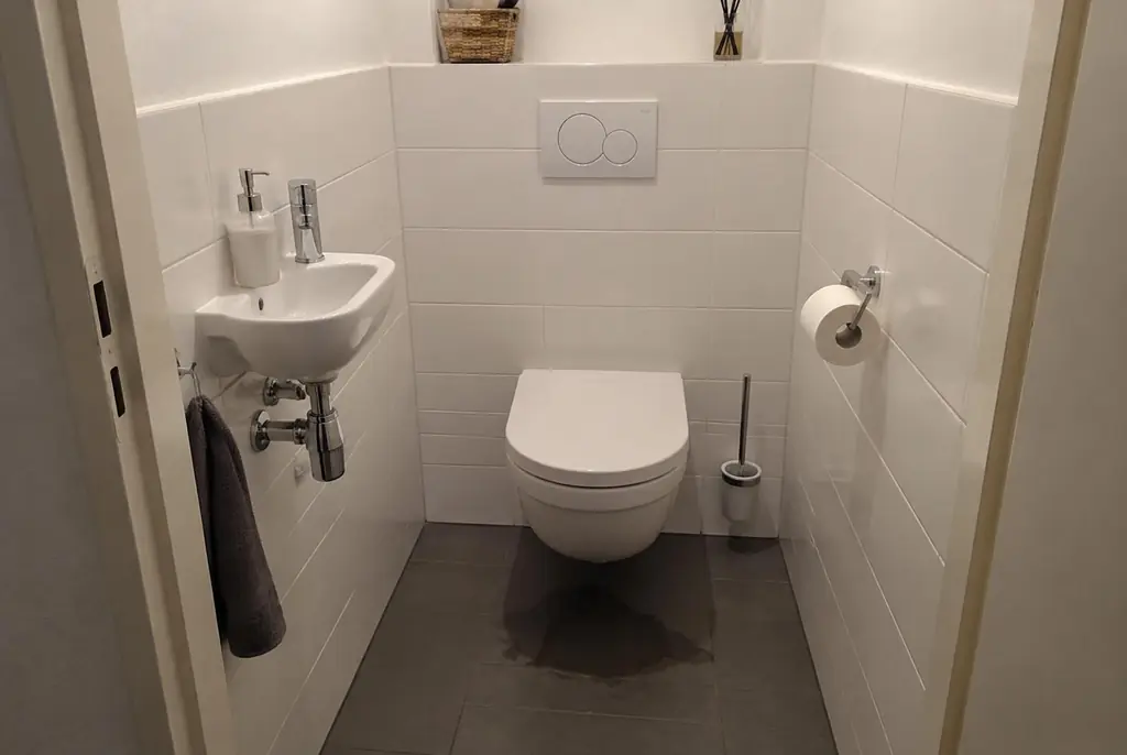 Lekdetectie Hoevelaken – natte vloer bij een toilet