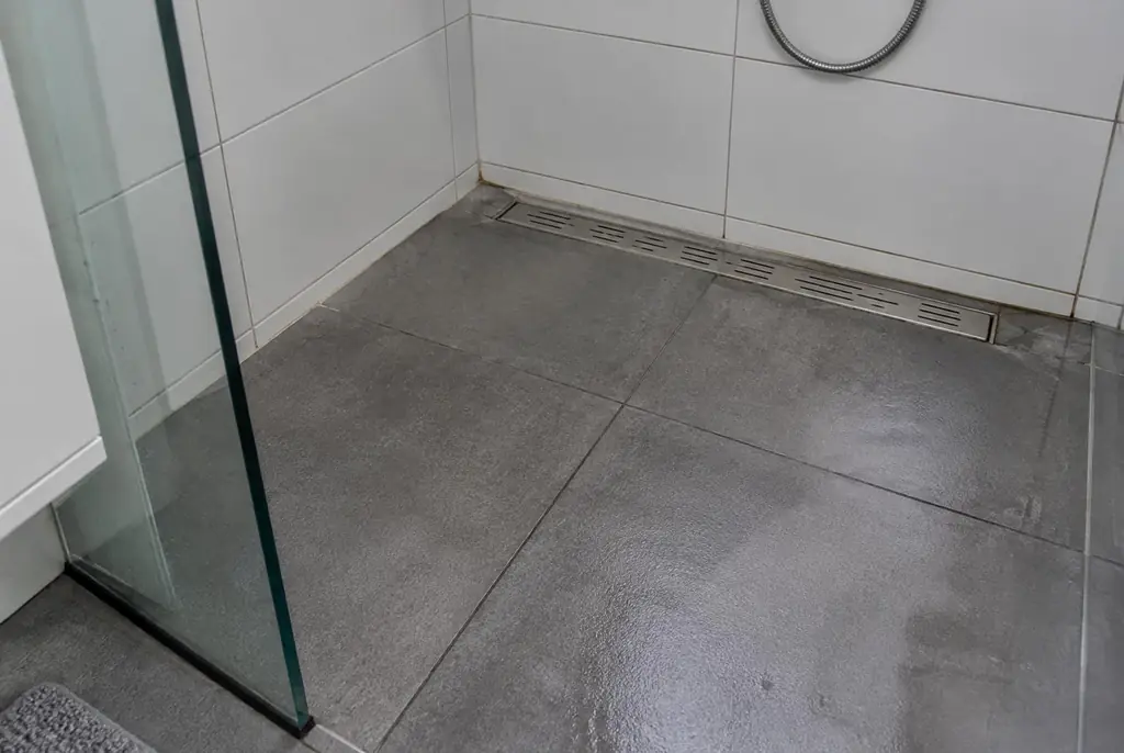 Lekdetectie Hoevelaken – lekkende inloopdouche met natte voegen