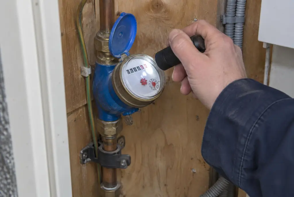 Lekdetectie Hoevelaken – watermeter in de meterkast controleren met een zaklamp
